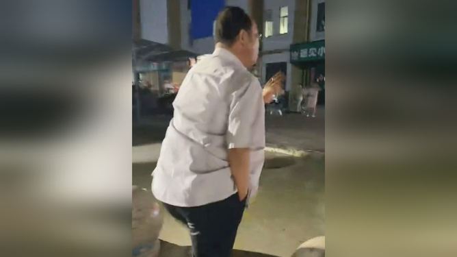男子袒胸露肉亲女孩一口被要求道歉，公共场合的界限与尊重