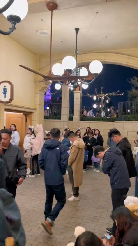 女子迪士尼上厕所超时崩溃大哭，理解与共情的社会视角